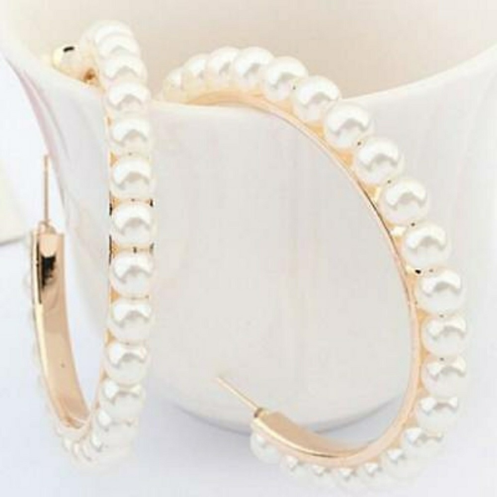 SALE! 5⭐Rated! Pearl & Gold Hoop Earrings - Picture 3 of 6